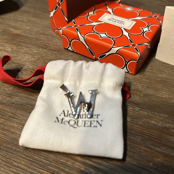 NEW in box Alexander McQueen Alphabet Skull Necklace Charm in Silver “Letter W” - Picture 2 of 3